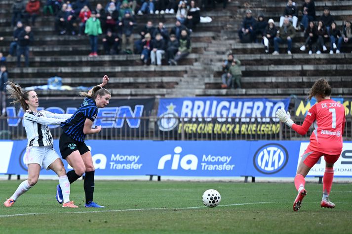 Karólína Lea Vilhjálmsdóttir skorar framhjá markverði Juventus, Danielle de Jong.