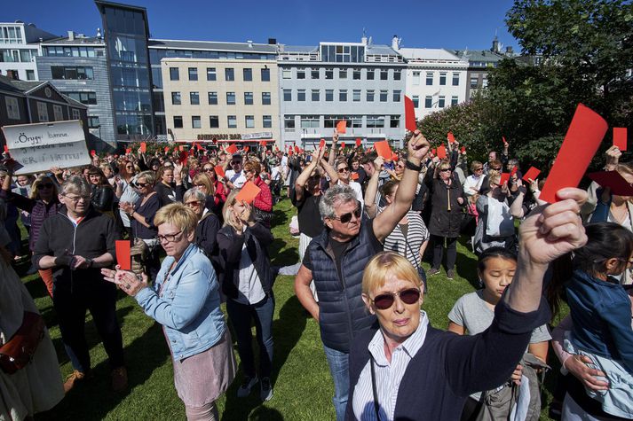 Mótmælendur komu saman á Austurvelli í gær til stuðnings ljósmæðrum. Þeir hvöttu ríkisstjórnina til að vakna í málinu og gáfu henni rauða spjaldið. Yfirvinnubann ljósmæðra hófst á miðnætti.