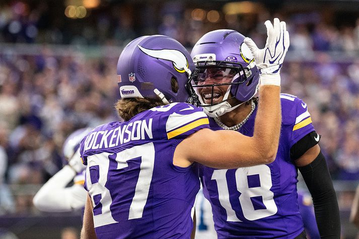 T.J. Hockenson og Justin Jefferson, leikmenn Vikings, fagna um helgina.