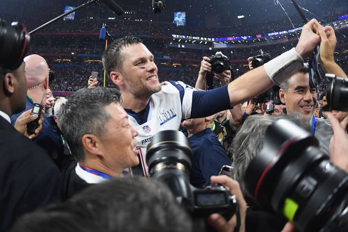 Tom Brady fagnar sjötta sigrinum.