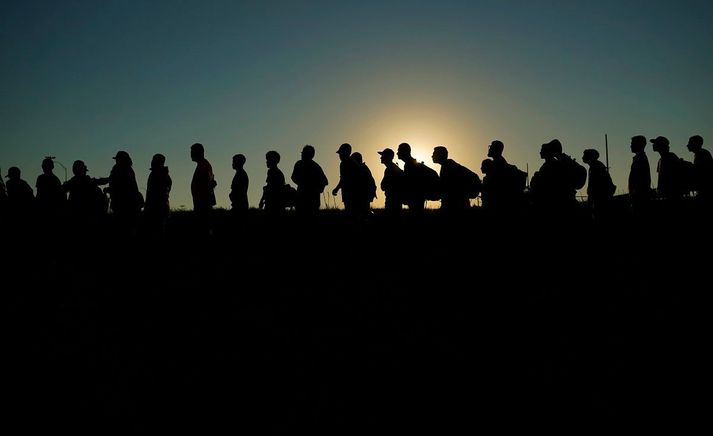 Lögin gera dómurum einnig kleift að vísa fólki aftur til Mexíkó, án samþykkis yfirvalda þar, og gefa lögregluþjónum Texas heimild til að framfylgja þeim skipunum dómara.