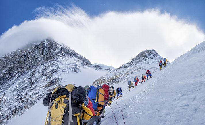 Tímabilið þar sem fjallgöngumenn reyna að komast á tind Everest stendur yfir þessar vikurnar þegar veðurskilyrði eru hagstæðust.