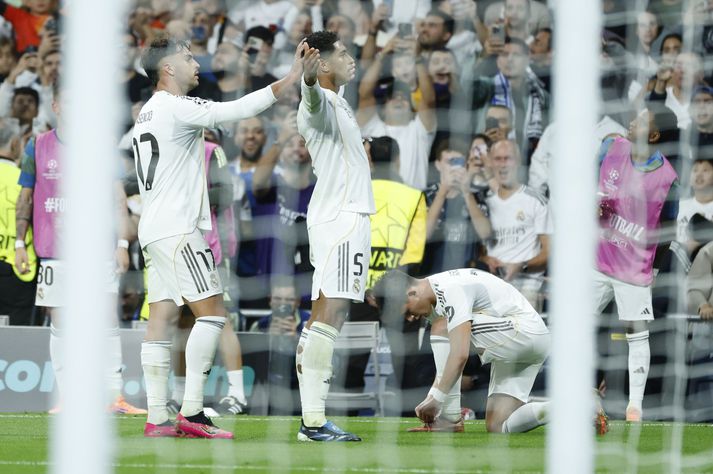  Jude Bellingham fagnar marki sínu í kvöld fyrir Real Madrid á móti Juventus.