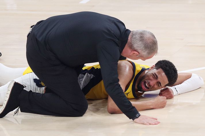 Tyrese Haliburton liggur hér sárþjáður í gólfinu og skerir sér strax grein fyrir að hann sé alvarlega meiddur.