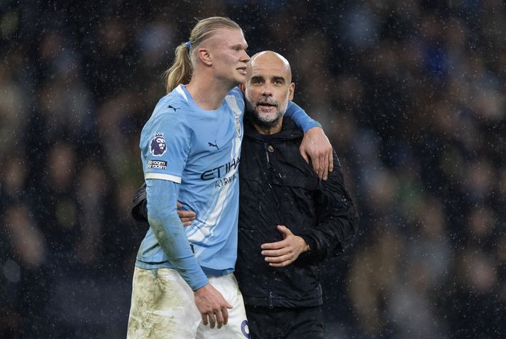 Pep Guardiola ræðir málin við Erling Braut Haaland sem hefur ekki verið að finna markið eftir áramót.