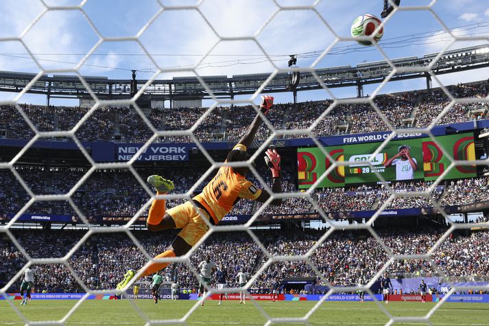 Senegalinn Edouard Mendy horfir á eftir langskoti Frakkans Kylian Mbappe fara í markið.