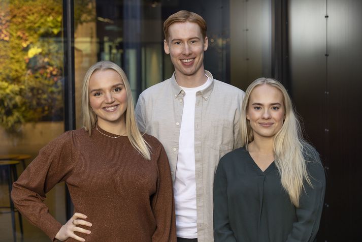 Rebekka Rán Eiriksdóttir Figueras, Egill Agnar Októsson og Karítas Etna Elmarsdóttir, nýir starfsmenn Evolv. Starfsmenn fyrirtækisins eru nú átta talsins.