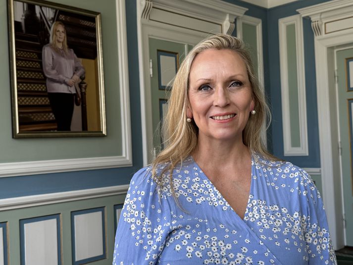 Unnur Brá Konráðsdóttir, sveitarstjóri Borgarbyggðar og Skorradalshrepps og fyrrverandi forseti Alþingis, hér ásamt málverki af sjálfri sér á Alþingi. Myndin er úr safni.