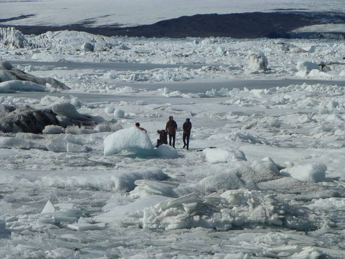 Fjórir voru á ísnum þegar lögregla kom á staðinn og komust þeir heilir á höldnu á land þar sem þeir voru teknir tali.