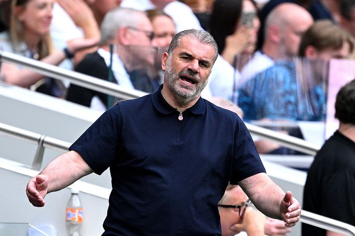 Það virðist ekki enn öruggt að Ange Postecoglou verði áfram stjóri Tottenham, eftir skelfilegt gengi í ensku úrvalsdeildinni en Evrópudeildarmeistaratitil og sæti í Meistaradeild Evrópu á næstu leiktíð.