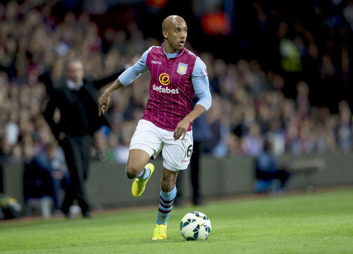 Delph í leik með Aston Villa.