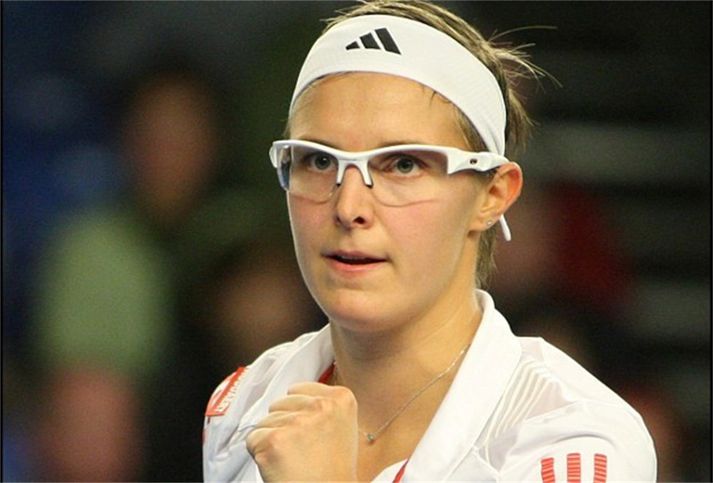 Belgíska tenniskonan Kirsten Flipkens hætti í miðjum leik til að kvarta yfir fréttamanni breska ríkisútvarpsins.