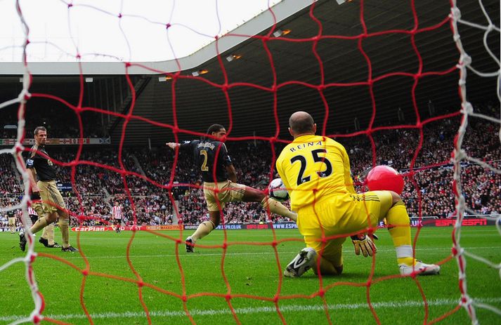 Darren Bent skoraði með góðri hjálp frá strandbolta.