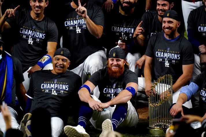 Justin Turner sést hér grímulaus í miðjum hóp leikmanna Los Angeles Dodgers.