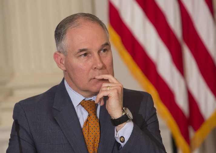 Pruitt hefur aflað sér vinsælda hjá Trump og Hvíta húsinu með því að ganga hart fram í að afnema umhverfisreglur. Fjöldi hneykslismála setur hins vegar strik í reikninginn þessa dagana.