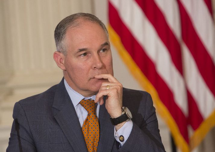 Pruitt hefur aflað sér vinsælda hjá Trump og Hvíta húsinu með því að ganga hart fram í að afnema umhverfisreglur. Fjöldi hneykslismála setur hins vegar strik í reikninginn þessa dagana.