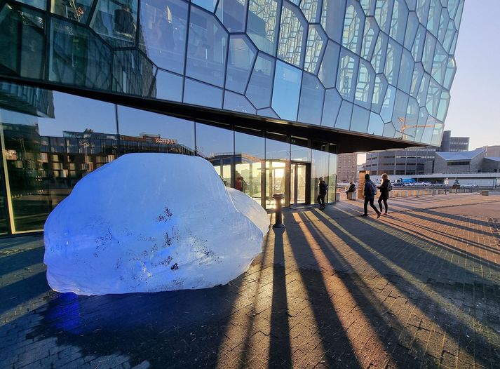 Stóru ísbjargi hefur verið komið fyrir utan Hörpu til áminningar um afleiðingar loftlagsbreytinganna með brjáðnun jökla og hafíss.