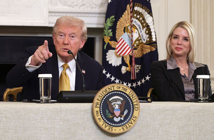 Donald Trump Bandaríkjaforseti og Pam Bondi dómsmálaráðherra.