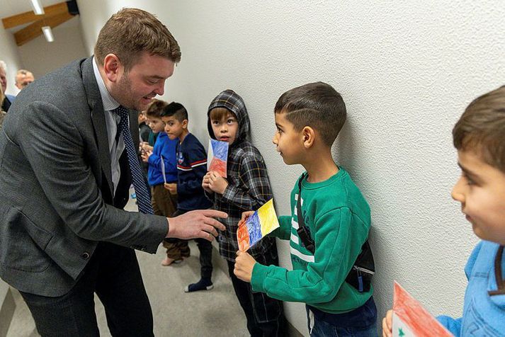 Ásmundur Einar Daðason barna- og menntamálaráðherra ræðir við nemendur í Hólabrekkuskóla í fyrra.