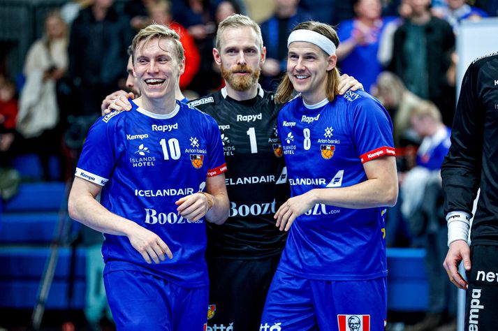 Íslensku landsliðsstrákarnir Gísli Þorgeir Kristjánsson, Björgvin Páll Gústavsson og Bjarki Már Elísson fagna góðum sigri saman.