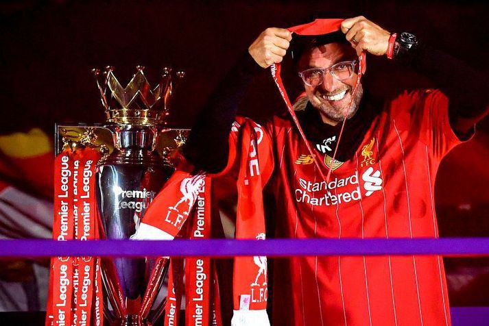Jürgen Klopp, knattspyrnustjóri Liverpool, setur á sig verðlaunapeninginn fyrir sigur Liverpool í ensku úrvalsdeildinni tímabilið 2019-20.