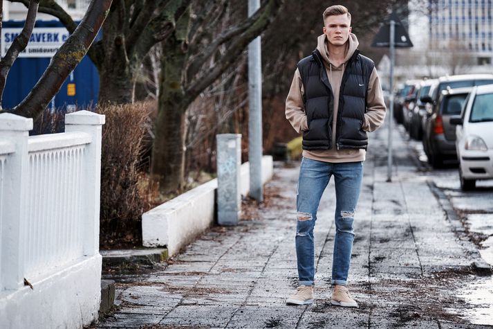 Hér klæðist Arnór Nike vesti, brúnni hettupeysa úr Zöru, rifnum gallabuxum úr Urban Outfitters og brúnum Nike skóm úr Húrra Reykjavík. MYNDIR/ANTON BRINK