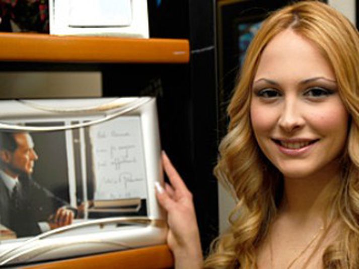 Noemi Letizea með mynd af forsætiráðherranum.