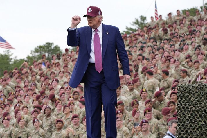 Donald Trump á sviði fyrir framan hermenn í Fort Bragg.