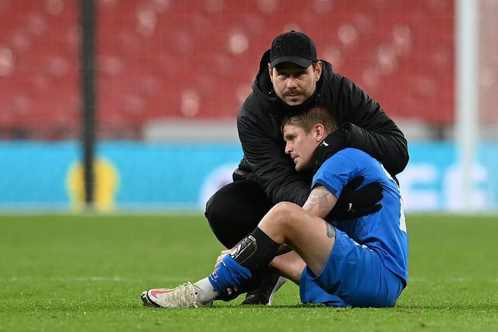 Freyr Alexandersson hughreystir Ara Frey Skúlason eftir leik Íslands á Wembley á miðvikudagskvöldið sem var möguleika síðasti leikur þeirra beggja.