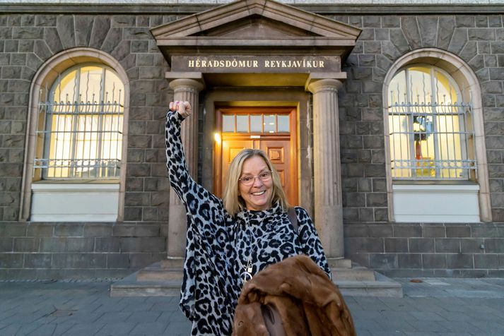 Erla Bolladóttir fyrir utan Héraðsdóm Reykjavíkur nú í janúar eftir að dómurinn felldi úr gildi úrskurð endurupptökunefndar, sem hafnaði beiðni hennar um endurupptöku máls hennar árið 2017. 