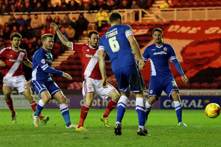 Lee Tomlin skorar hér seinna mark Middlesbrough án þess að Aron Einar Gunnarsson komi vörnum við.
