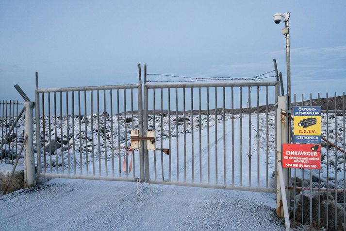 Moltugerði Gámaþjónustunnar er vestan við Stórhöfða, rúma tvo kílómetra suður af Vallahverfi þaðan sem kvartanir berast. 