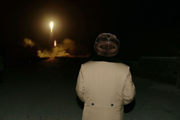 Kim Jong-Un fylgist með eldflaugaskoti í mars.