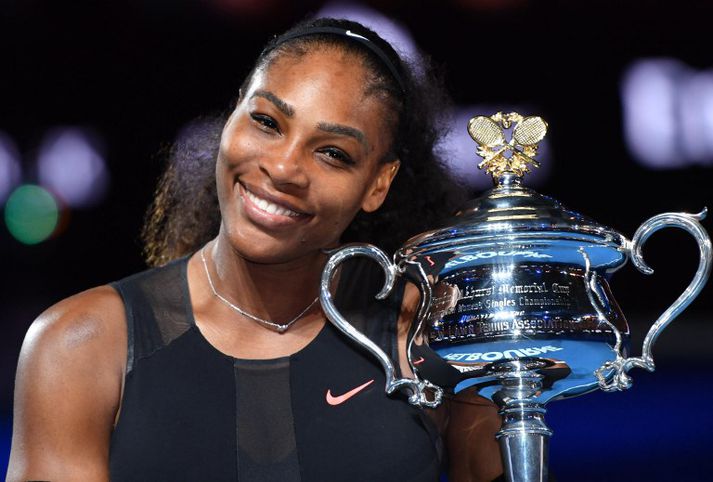 Serena Williams sést hér fagna sigri á Opna ástralska meistaramótinu í janúar síðastliðnum.