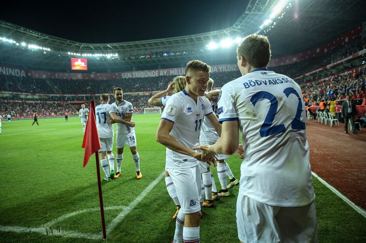 Alfreð Finnbogason fagna Jóni Daða Böðvarssyni sem lagði upp tvö fyrstu mörk Íslands í leiknum.