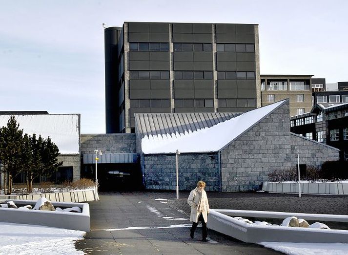 Vangaveltur erlendra sérfræðinga á fjármálamörkuðum um stöðu íslensku bankanna enda gjarnan í spurningum um getu Seðlabanka Íslands til að standa að baki þeim ef í harðbakkann slær. Skuldbindingar bankanna eru að stærstum hluta í annarri mynt en krónum. Markaðurinn/GVA