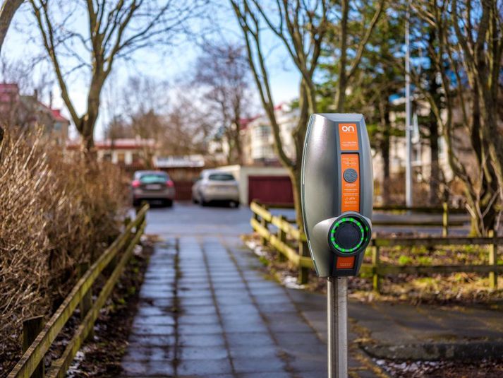 Samningur sem Reykjavíkurborg gerði við Orku náttúrunnar um uppsetningu og rekstur götuhleðslu á bílastæðum var úrskurðaður óvirkur fyrr í þessum mánuði. Orka náttúrunna brást við með því að gefa rafmagnið í stöðvunum en í gær óskaði borgin eftir því að straumurinn yrði tekinn af þeim á mánudag vegna athugasemda Ísorku.