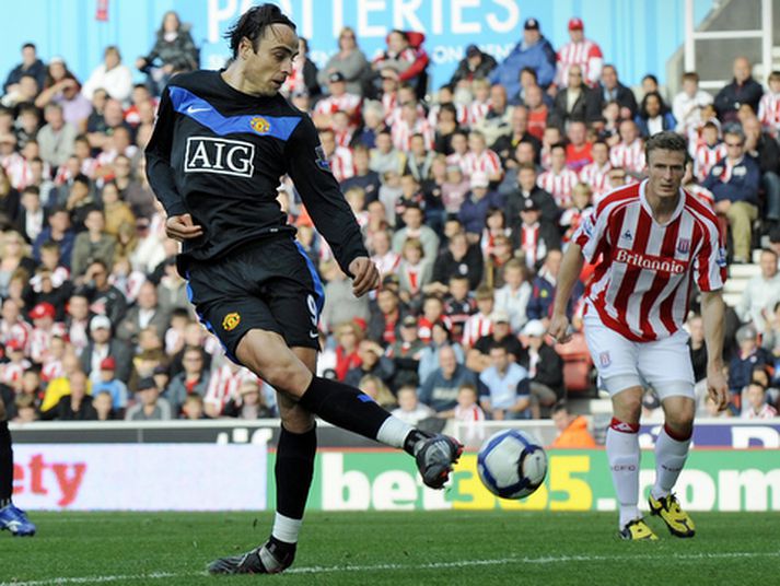 Dimitar Berbatov skýtur að marki í leik á móti Stoke.