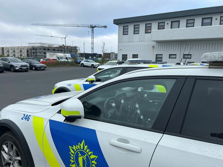 Hér má sjá skemmdir á einni rúðu.