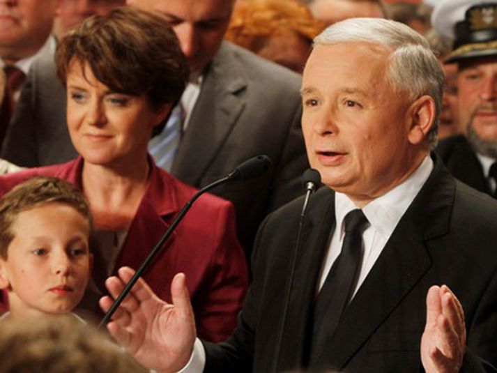 Jaroslaw Kaczynski ávarpar stuðningsmenn á samkomu í Varsjá skömmu eftir að kjörstöðum lokaði. Mynd/AP