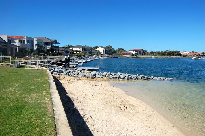 Frá strönd í úthverfi Port Lincoln í Ástralíu.