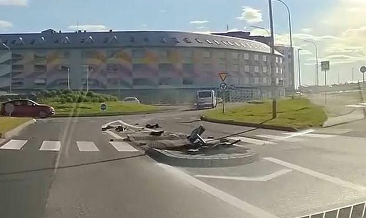 Bifreiðin keyrði beint yfir umferðareyjuna.