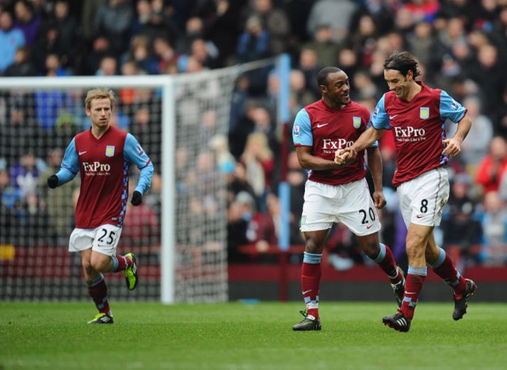 Robert Pires fagnar marki sínu í dag.