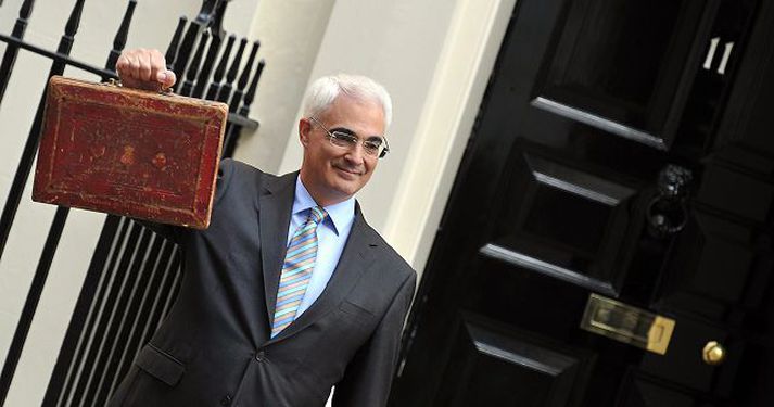 Háir hátekjuskattar Breski fjármálaráðherrann Alistair Darling með fjárlagafrumvarpið í rauðu töskunni frægu. nordicphotos/AFP