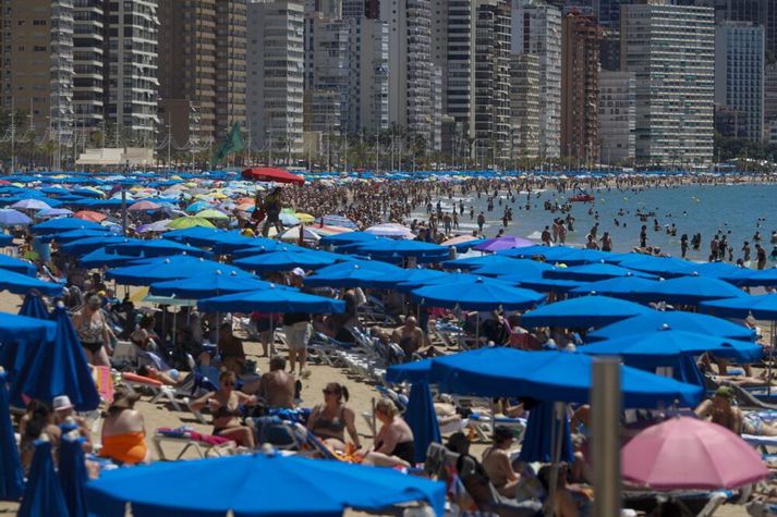 Frá sólarströnd á Benidorm á Spáni. Fólk sem dvelur ólöglega á Spáni, margt þess frá Rómönsku Ameríku, vinnur svart í ferðaþjónustu, landbúnaði og ýmsum þjónustustörfum.