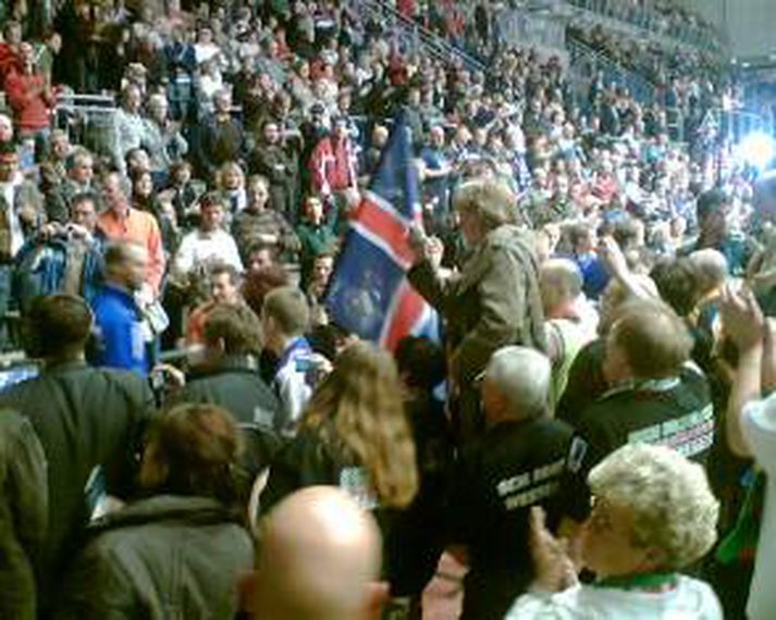 Gríðarleg stemmning er í höllinni í Magdeburg og svo virðist sem öll höllin sé á bandi íslenska liðsins.
