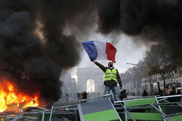 Umfangsmikil mótmæli og óeirðir áttu sér stað í borgum Frakklands um síðustu helgi. Í París er talið að lætin hafi ekki verið meiri frá 1968.