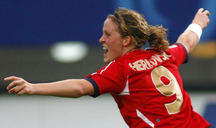 Isabell Herlovsen fagnar markinu mikilvæga í dag.