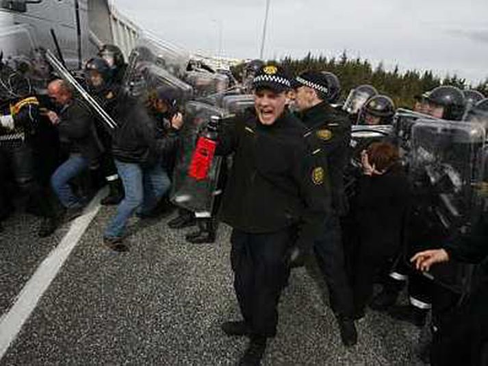 Lögregluþjónninn hefur vakið mikla athygli fyrir vasklega framgöngu sína í mótmælunum.