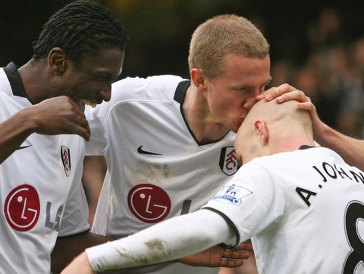 Brede Hangeland, í miðju, fagnar hér marki með Fulham.